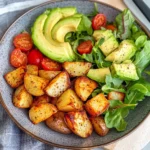 Knusprige Ofenkartoffeln mit Salat (einfaches Bowl Rezept)