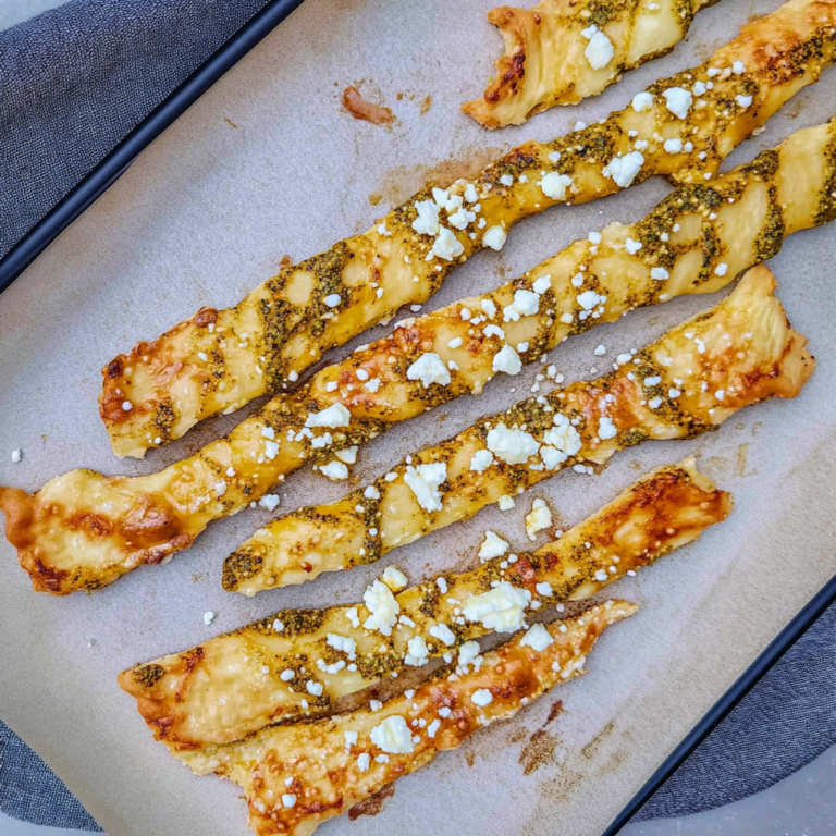 Verführerische Blätterteigstangen mit Pesto & Feta Rezept